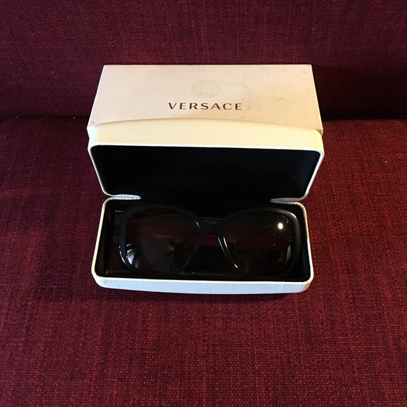 😎 Versace 💯 authentic Women sunglases - Picture 8 of 8